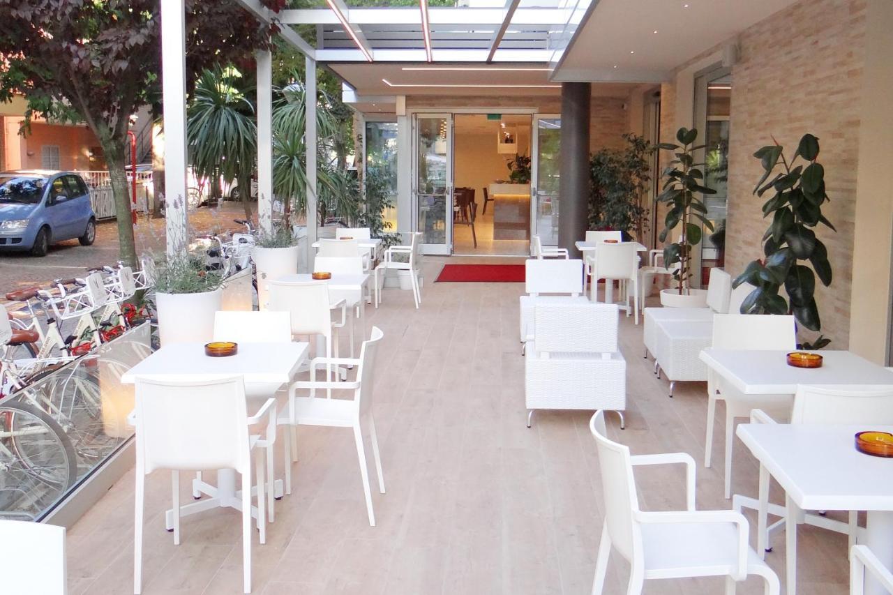 Hotel Aquila D'Oro 미사노아드리아티코 외부 사진